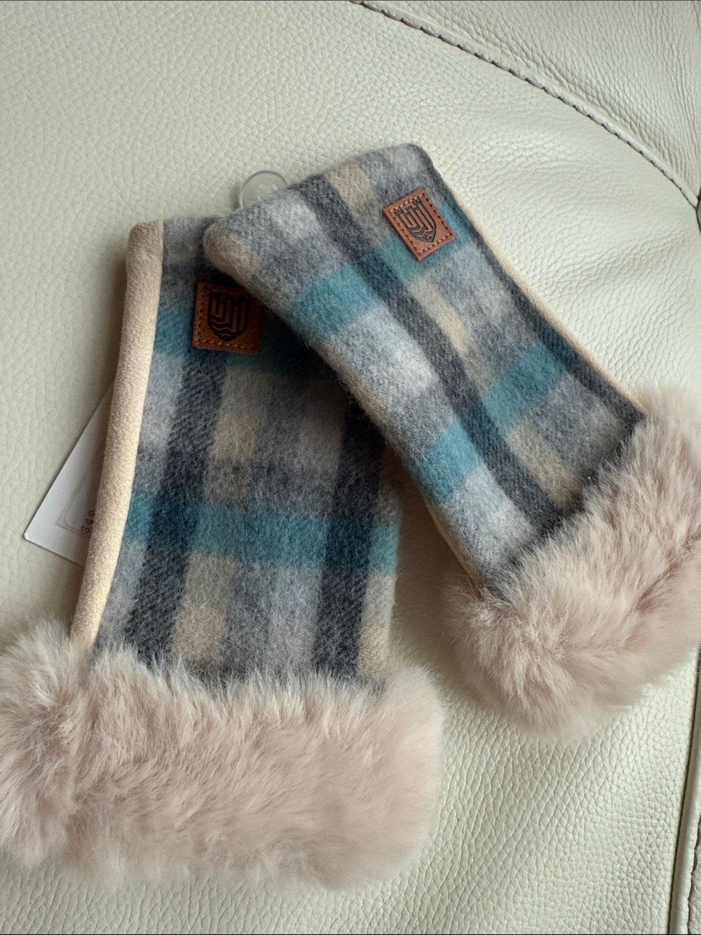 Islander Fingerless Gloves Lambs Wool and Faux Fur (Scotland) - Picture 12 of 13